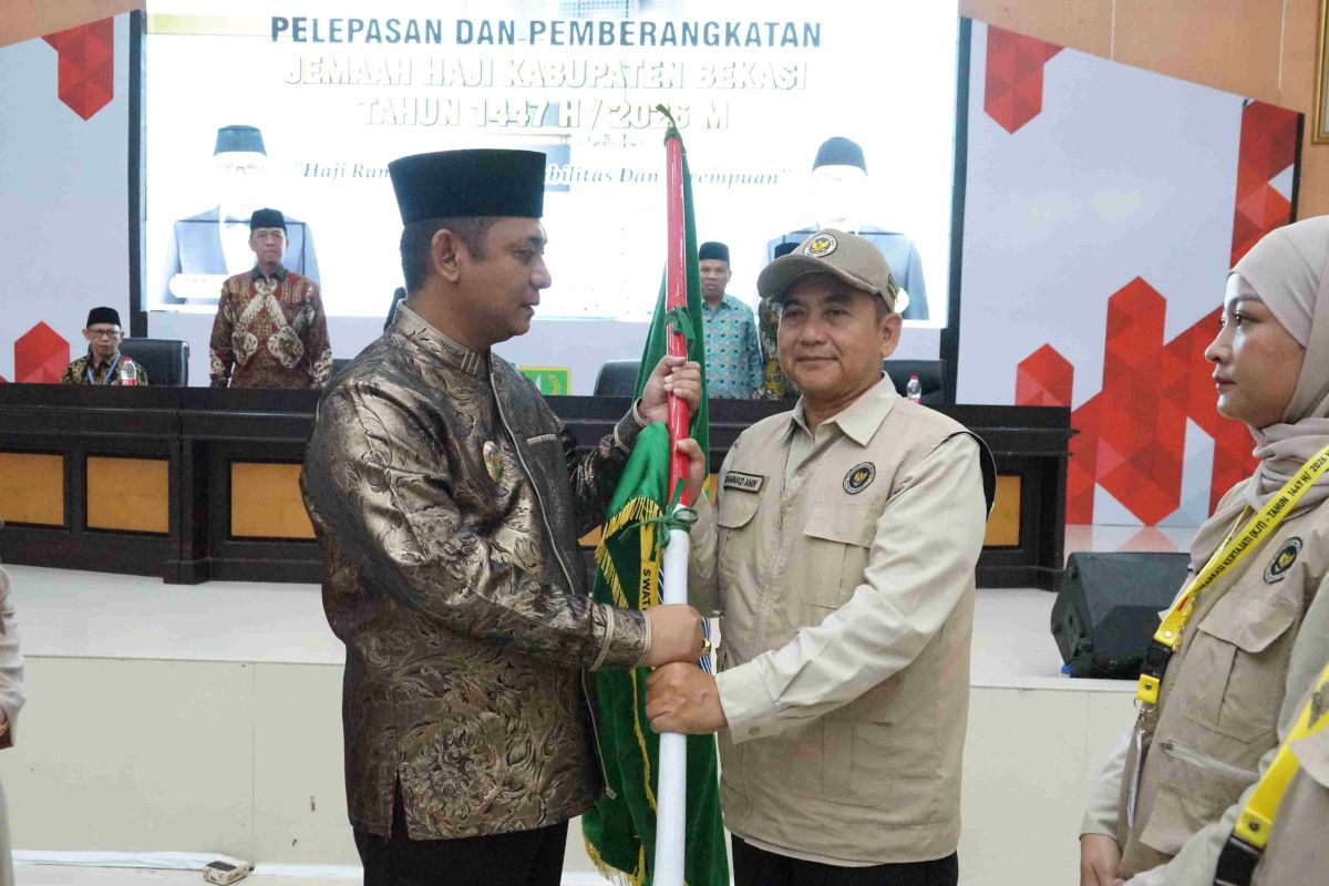 Plt. Bupati Bekasi, Asep Surya Atmaja melepas keberangkatan kloter 26 jamaah haji Kabupaten Bekasi di Gedung Wibawa Mukti, Komplek Pemkab Bekasi, Desa Sukamahi, Kecamatan Cikarang Pusat, Minggu (10/05/2026).