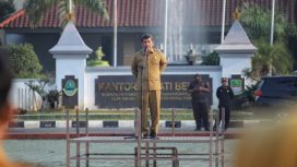 Plh Sekretaris Daerah Kabupaten Bekasi, Carwinda, saat memimin apel pagi.