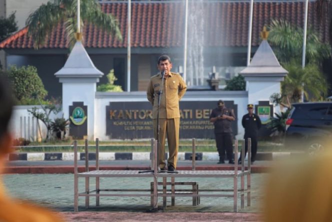 
					Plh Sekretaris Daerah Kabupaten Bekasi, Carwinda, saat memimin apel pagi.
