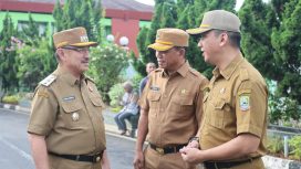 Plh Wali Kota Bekasi Abdul Harris Bobihoe berbincang dengan  jajaran pejabat Pemkot Bekasi usai apel pagi, Senin (25/5/2026).