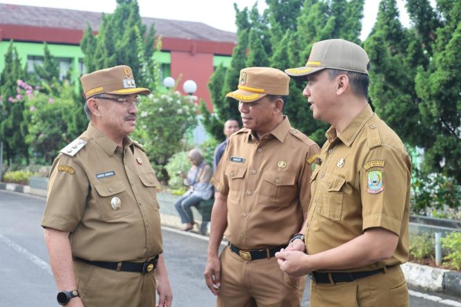 
					Plh Wali Kota Bekasi Abdul Harris Bobihoe berbincang dengan  jajaran pejabat Pemkot Bekasi usai apel pagi, Senin (25/5/2026).