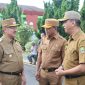 Plh Wali Kota Bekasi Abdul Harris Bobihoe berbincang dengan jajaran pejabat Pemkot Bekasi usai apel pagi, Senin (25/5/2026).
