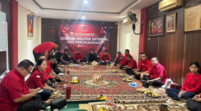 Kader PDI Perjuangan Kota Bekasi saat menggelar Diskusi Politik