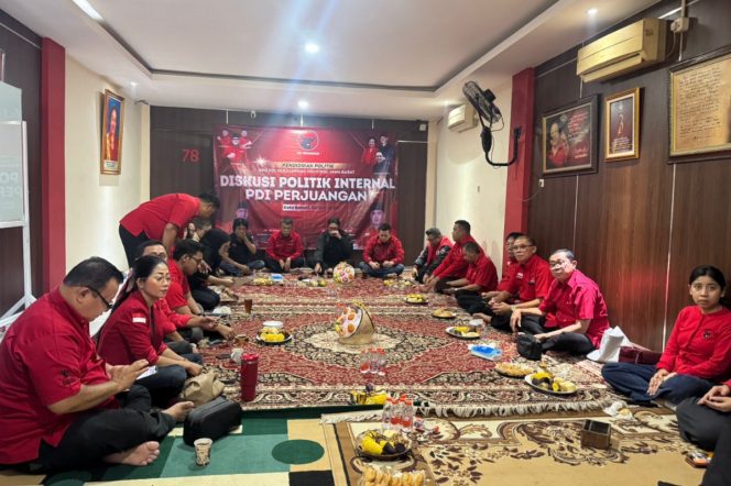 
					Kader PDI Perjuangan Kota Bekasi saat menggelar Diskusi Politik