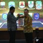 Plh Wali Kota Bekasi, Abdul Harris Bobihoe saat menerima penghargaan WTP dari BPK RI Perwakilan Provinsi Jawa Barat