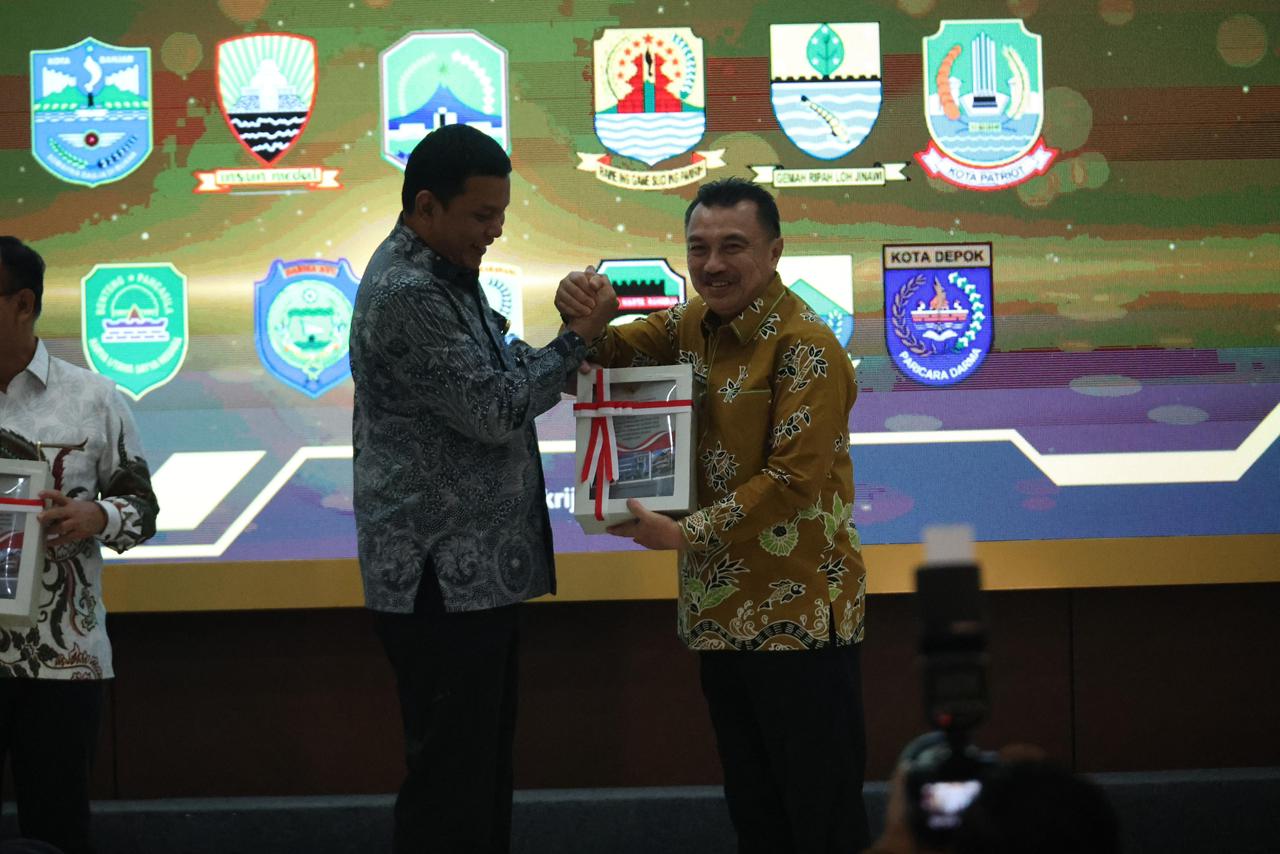 Plh Wali Kota Bekasi, Abdul Harris Bobihoe saat menerima penghargaan WTP dari BPK RI Perwakilan Provinsi Jawa Barat