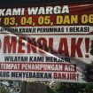Aksi protes warga perumnas I menolak wilayahnya dijadikan penampungan air penyebab banjir