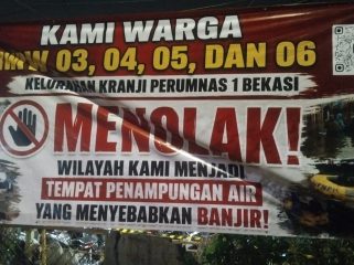 Aksi protes warga perumnas I menolak wilayahnya dijadikan penampungan air penyebab banjir