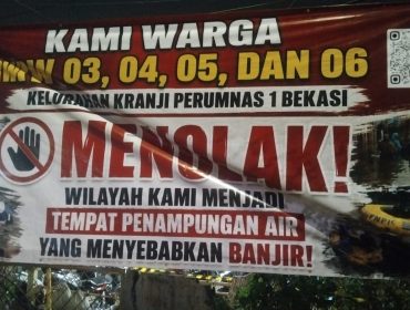 Aksi protes warga perumnas I menolak wilayahnya dijadikan penampungan air penyebab banjir