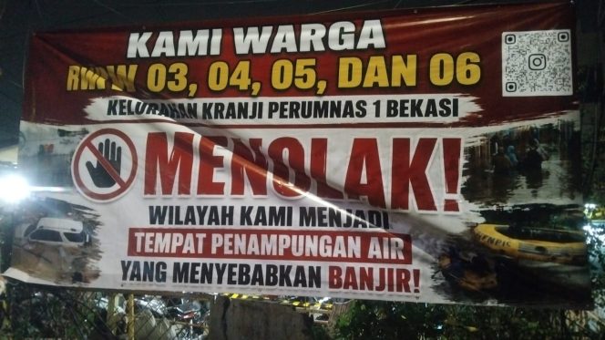 
					Aksi protes warga perumnas I menolak wilayahnya dijadikan penampungan air penyebab banjir