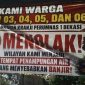 Aksi protes warga perumnas I menolak wilayahnya dijadikan penampungan air penyebab banjir