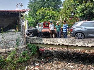 Anggota DPRD Kota Bekasi Yenny Kristianti saat meninjau lokasi pembuangan air yang sebabkan banjir diwliayahnya