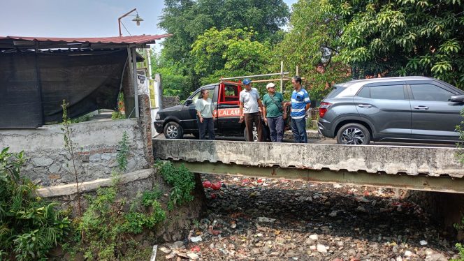 
					Anggota DPRD Kota Bekasi Yenny Kristianti saat meninjau lokasi pembuangan air yang sebabkan banjir diwliayahnya