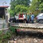 Anggota DPRD Kota Bekasi Yenny Kristianti saat meninjau lokasi pembuangan air yang sebabkan banjir diwliayahnya