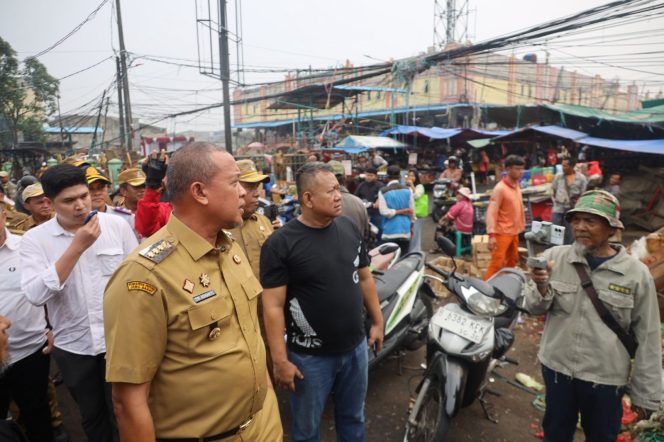 
					Walikota Bekasi Tri Adhianto saat meninjau pasar baru Bekasi