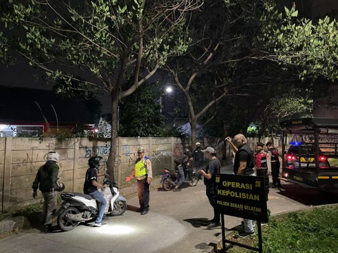 
					Patroli keamanan jajaran Polsek Bekasi Selatan.