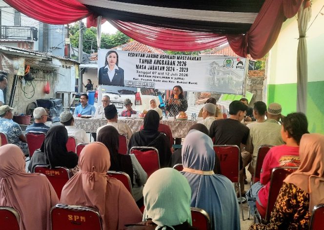 
					Anggota DPRD Kota Bekasi Yenny Kristianti saat melakukan Reses di wilayah Kranji 