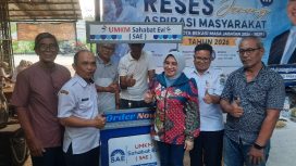 Evi Mafriningsianti saat pemberian Booth UMKM saat gelaran Reses di wilayah Duren jaya