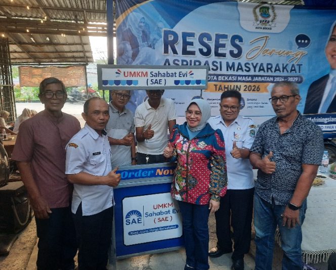 
					Evi Mafriningsianti saat pemberian Booth UMKM saat gelaran Reses di wilayah Duren jaya