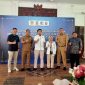 Wali kota dan Bupati bekasi saat Serah terima aset