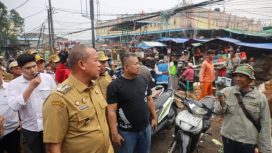 Walikota Bekasi saat meninjau pasar baru