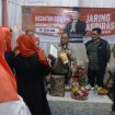 Sardi efendi saat berbincang dengan pelaku UMKM