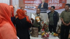 Sardi efendi saat berbincang dengan pelaku UMKM