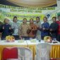 Warga Cimuning Royal Resident poto bersama dengan Sarwin Edi Saputra usai Reses