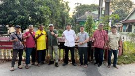 Bampur saat meninjau kali duren jaya
