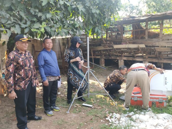 
					Tim dari DLH Kota Bekasi saat melakukan investigasi