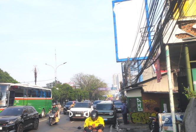
					Parkir Sembarangan di Depan Sekolah Cibubur Tutup Setengah Jalan Dikeluhkan Pengendara