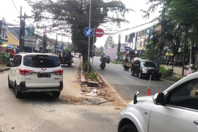 
					Tambalan Bekas Galian Kabel di Jalan Kranggan Amblas, DBMSDA Bekasi Didesak Perbaiki
