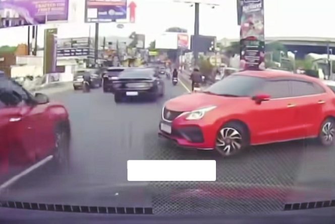 
					Tak Ada Petugas Dishub di Exit Tol Jatikarya, Pengendara Langgar Lampu Merah dan Putar Balik Sembarangan