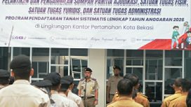 Kepala Kantor Pertanahan Kota Bekasi, Dr. Tarbarita Simorangkir, S.SiT., M.H., C.Med, di Kantor Pertanahan Kota Bekasi, saat memimpin pengambilan sumpah kepada 15 tim PTSL
