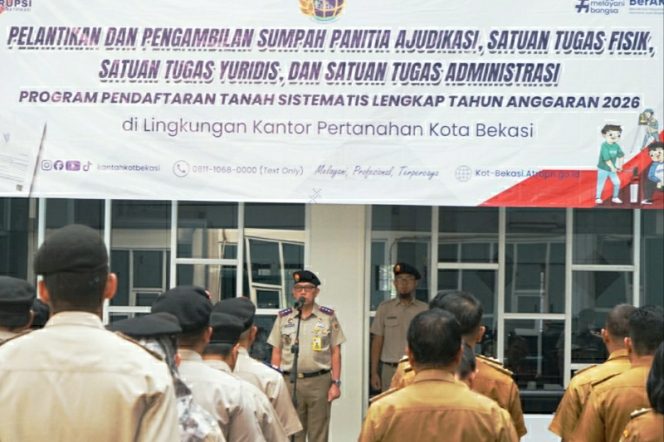 
					Kepala Kantor Pertanahan Kota Bekasi, Dr. Tarbarita Simorangkir, S.SiT., M.H., C.Med, di Kantor Pertanahan Kota Bekasi, saat memimpin pengambilan sumpah kepada 15 tim PTSL