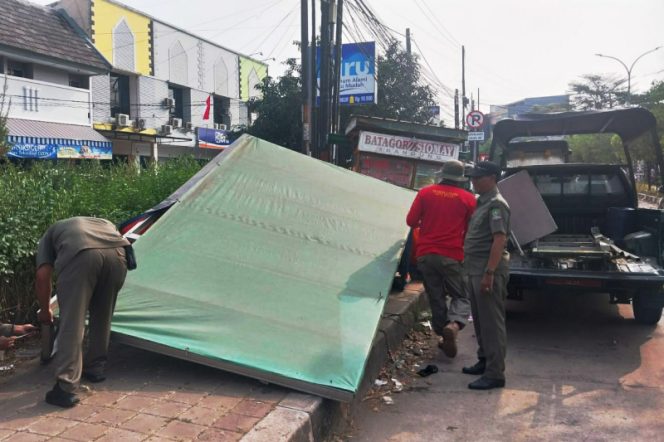 
					Satpol PP Jatisampurna Bongkar Belasan Kios PKL di Trotoar Kranggan Permai
