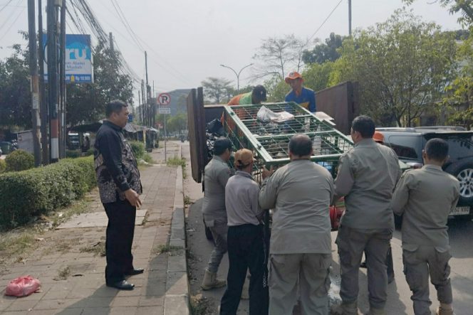 
					Penertiban Lanjutan, Satpol PP Jatisampurna Bongkar Belasan Kios PKL Liar di Kranggan