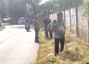 Di Tengah WFH Lurah Jatisampurna Turun Langsung Potong Rumput di Jalan Raya Kranggan