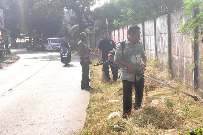 
					Di Tengah WFH Lurah Jatisampurna Turun Langsung Potong Rumput di Jalan Raya Kranggan