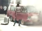 Aksi Heroik Satpam dan Warga Padamkan Angkot KR Terbakar di Pondok Melati Bekasi