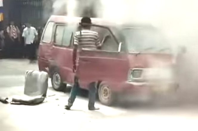 
					Aksi Heroik Satpam dan Warga Padamkan Angkot KR Terbakar di Pondok Melati Bekasi