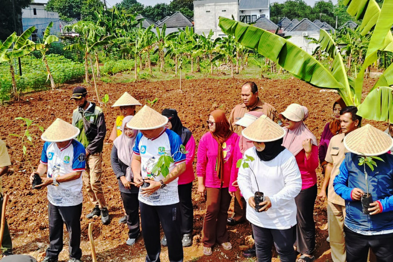 Camat Jatisampurna Tanam Pohon di RW 16 Jatirangga, Ajak Warga Gemar Menanam