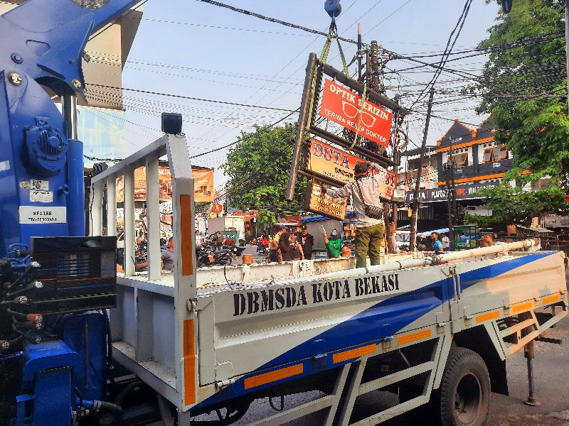 Kejar PAD, Bapenda Kota Bekasi Tertibkan Reklame Tak Berizin