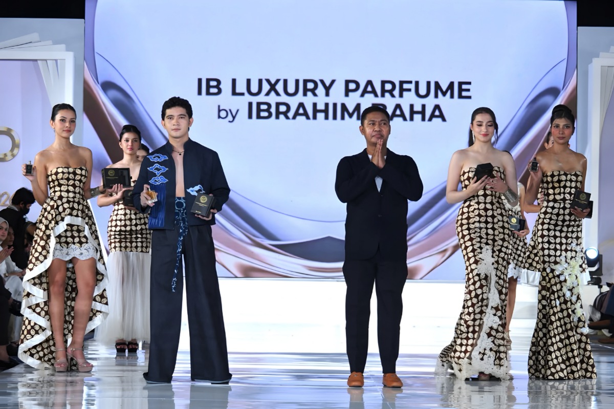 Ibrahim Baha, owner IB LUXURY Perfume dan para model dalam IFP 2026.